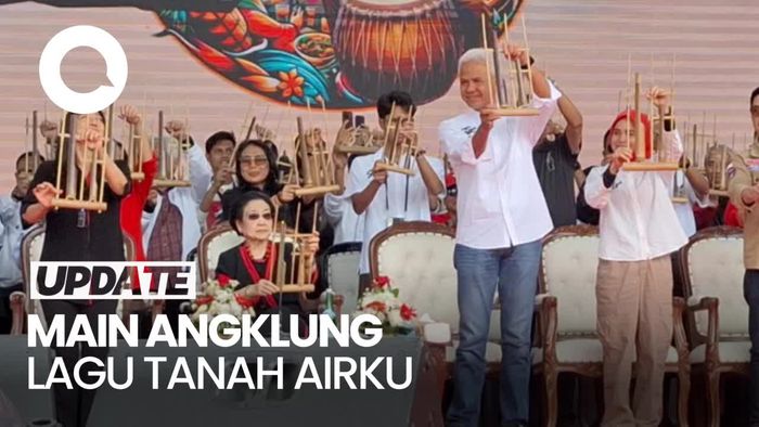 Momen Ganjar Main Angklung Bareng saat Kampanye Akbar di Bandung