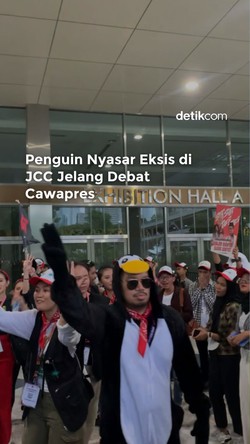 Penguin Nyasar Eksis di JCC Sebelum Debat Cawapres