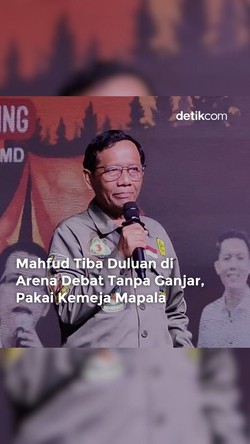 Mahfud Tiba di Arena Debat Sendirian Pakai Baju Mapala