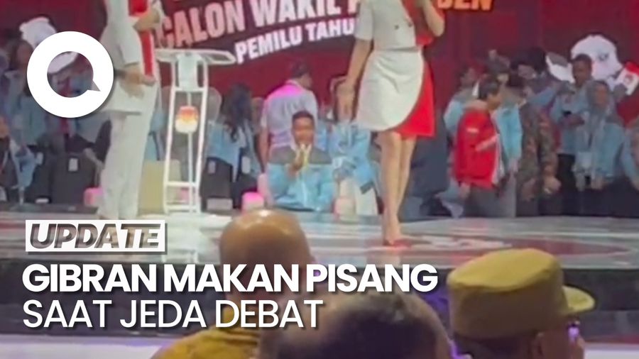 Momen Gibran Makan Pisang Saat Jeda Debat