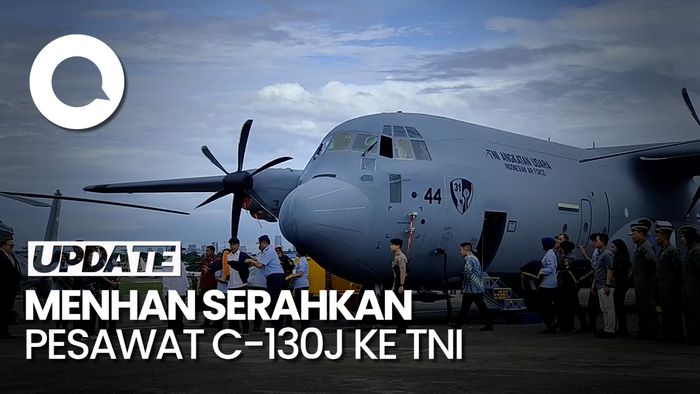 Disaksikan Jokowi, Prabowo Serahkan Pesawat C-130J Super Hercules ke TNI