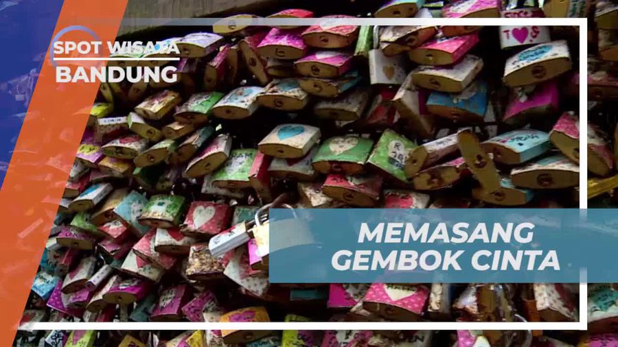 Momen Romantis Memasang Gembok Cinta di Farm House Bandung