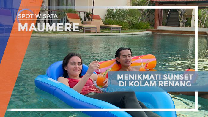 Bersantai di Atas Floaties Menikmati Indahnya Sunset dari Kolam Renang, Maumere