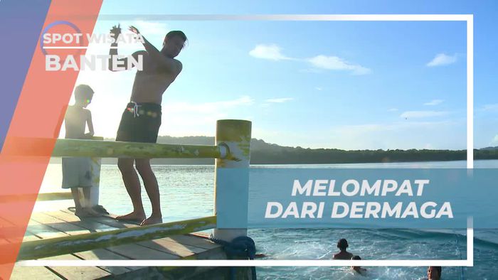 Menyambut Pagi Dengan Melompat Seru Dari Dermaga Pulau Peucang Banten