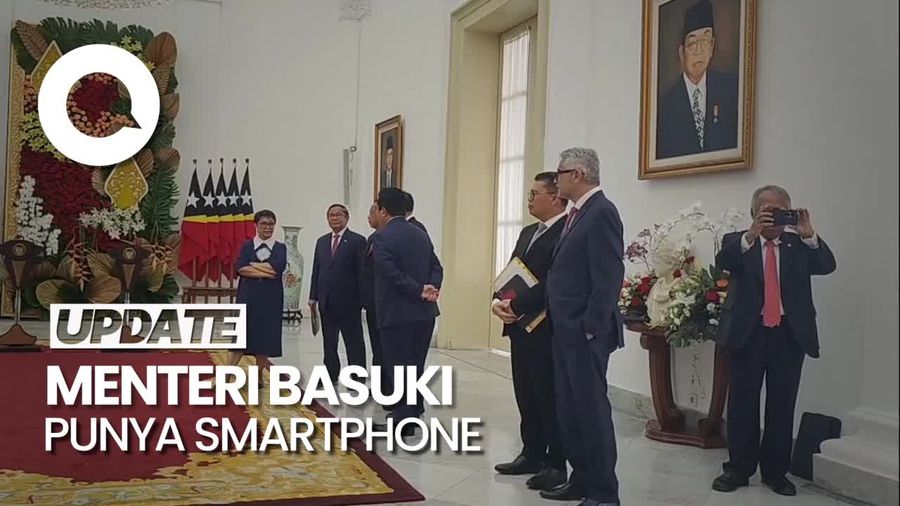 Aksi Menteri Basuki, Pamer HP Baru-Foto Wartawan di Istana Bogor