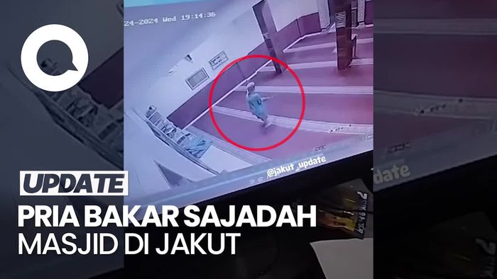 Terekam CCTV! Aksi Pria Bakar Sajadah Masjid di Sunter Jakut