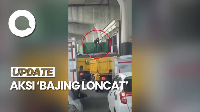 Aksi Bajing Loncat Gasak Isi Muatan Truk saat Macet di Cakung