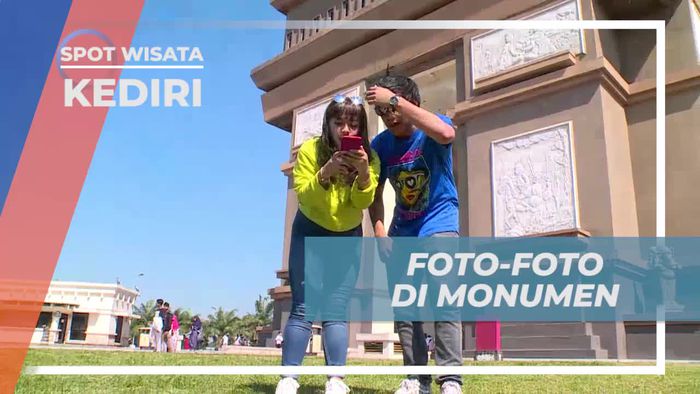 Mengabadikan Momen Dengan Berfoto di Monumen Simpang Lima Gumul Kediri