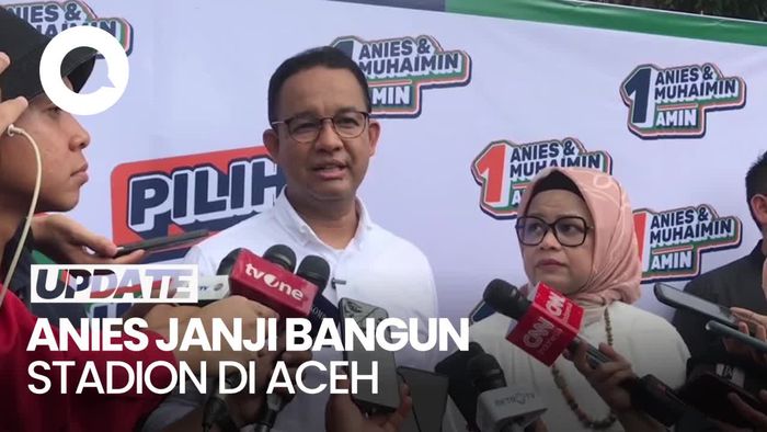 Bagikan Bola Bertanda Tangan, Anies Janji Bangun Stadion di Aceh