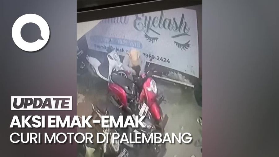 Terekam CCTV! Aksi Emak-emak Curi Motor di Salon di Palembang