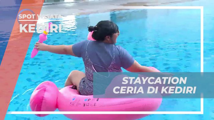 Staycation Asik Bermain Floaties di Kolam Penginapan Kediri