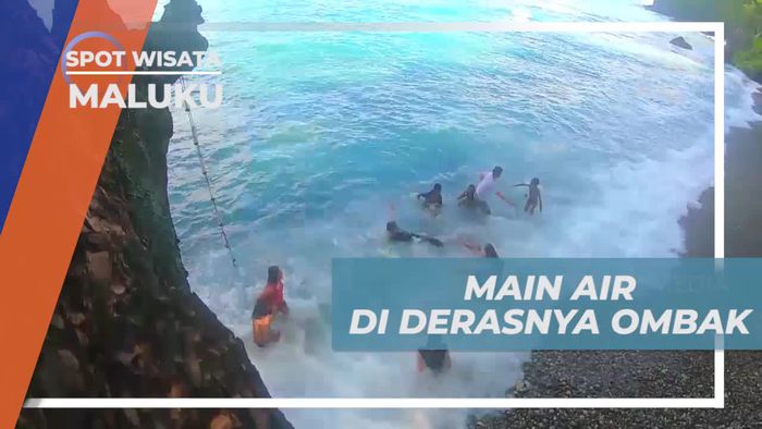 Seru-seruan Bermain Ombak di Pantai Batu Kapal Maluku