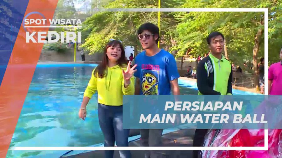 Persiapan Bermain Water Ball di Kawasan Wisata Kediri