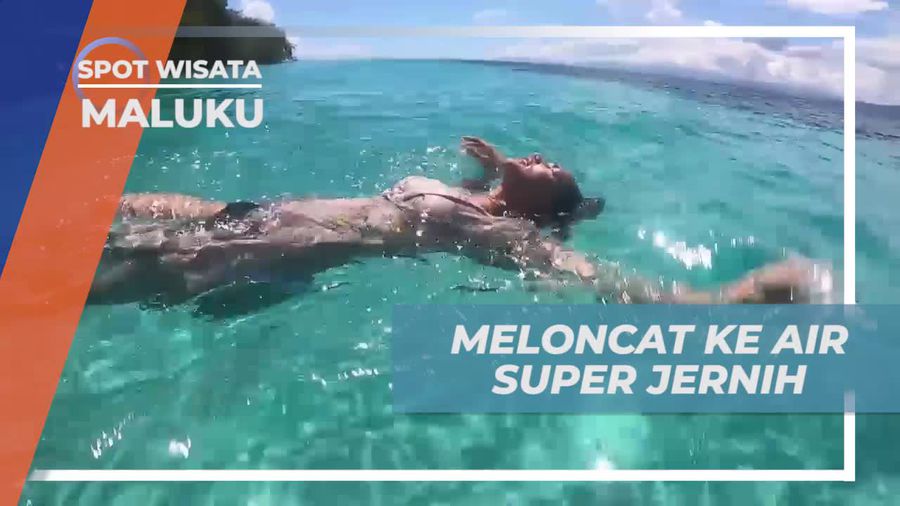 Melompat Bebas Dari Dermaga Pantai Liang Maluku