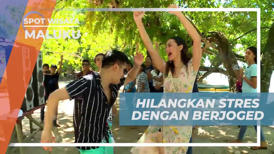 Melepas Penat Dengan Berjoget Bersama di Pantai Liang Maluku