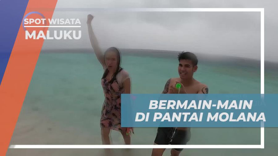 Bermain Seru di Tepi Pantai Pulau Molana Maluku