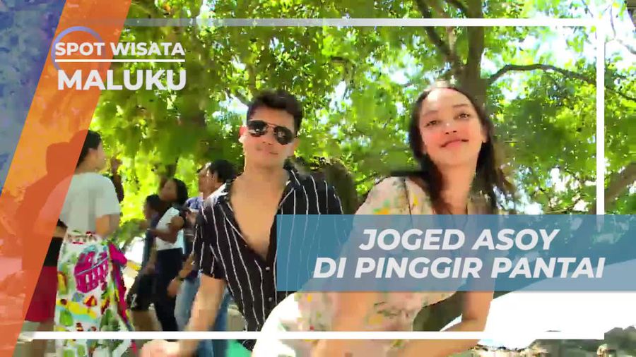 Berdansa Asik di Tepi Pantai Liang Maluku