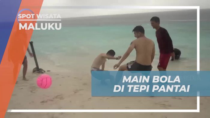 Adu Tangkas Bermain Bola di Tepi Pantai Pulau Molana Maluku