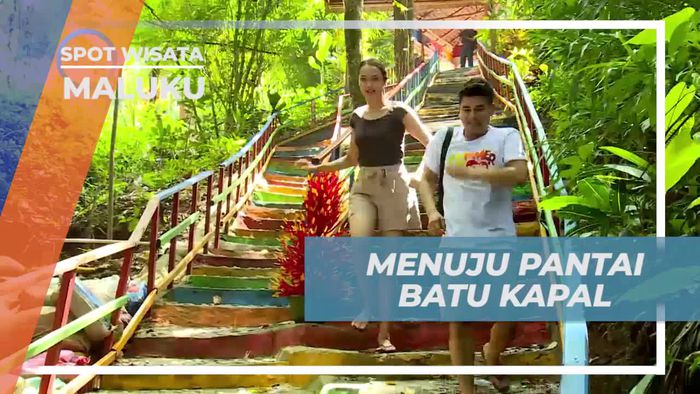 Menuruni Anak Tangga Menuju Pantai Batu Kapal Maluku