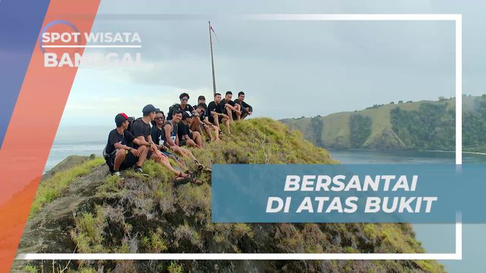 Bersantai Menikmati Udara Segar Dari Atas Bukit Pulau Dua Banggai