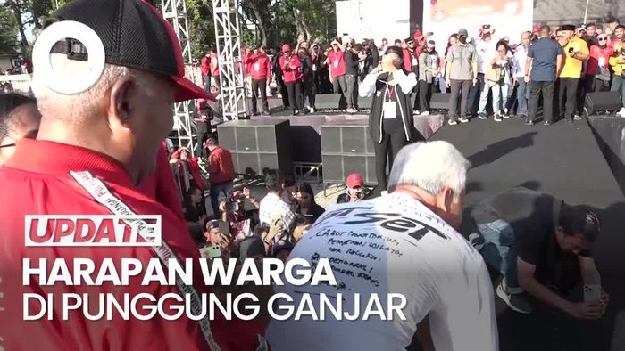 Warga Tuliskan Harapan di Punggung Ganjar saat Kampanye di Maluku