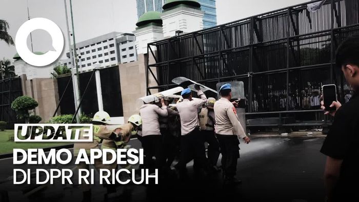 Demo Apdesi di Depan DPR RI Ricuh, Massa Lempar Botol-Bakar Spanduk