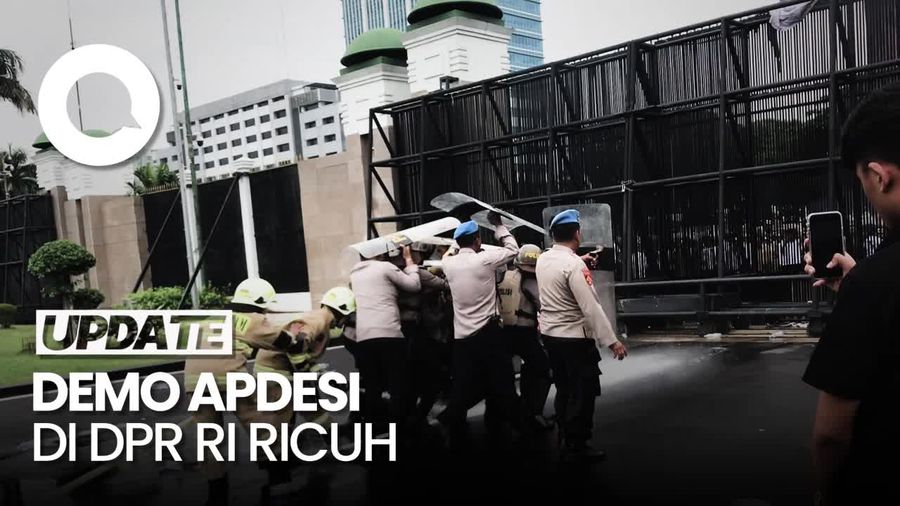 Demo Apdesi di Depan DPR RI Ricuh, Massa Lempar Botol-Bakar Spanduk