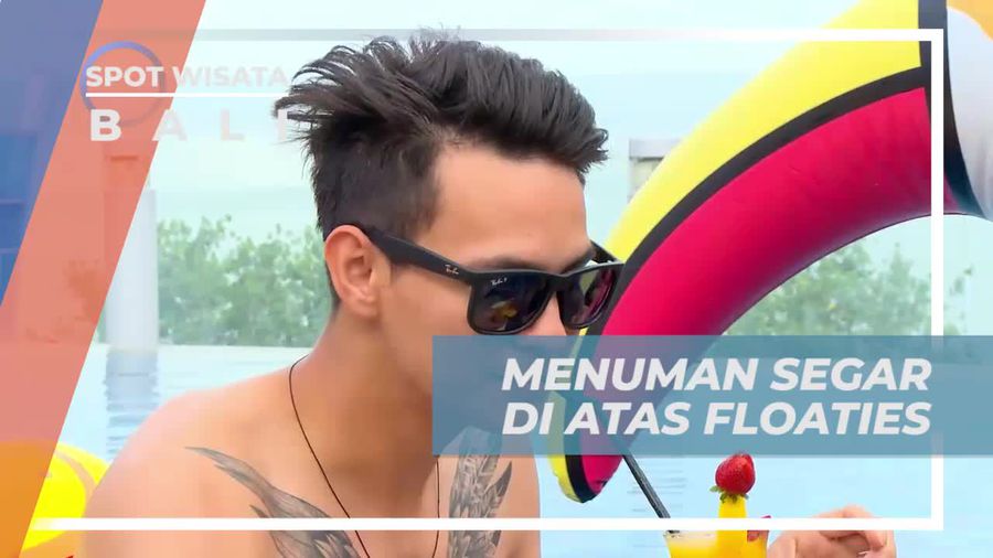 Menikmati Kesegaran Minuman di Atas Floaties Kolam Renang Bali