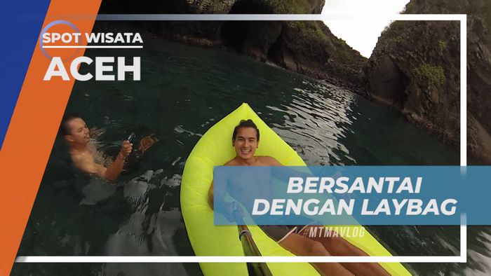 Bersantai Pakai Laybag di Bibir Goa Sarang, Aceh