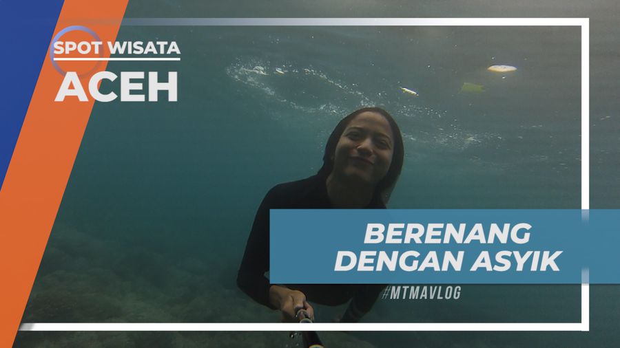 Menikmati Kesegaran Air Laut, Berenang Seru di Depan Goa Sarang, Aceh