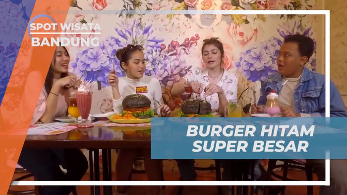 Menyantap Cita Rasa Burger Hitam Super Besar yang Bikin Ngiler, Bandung