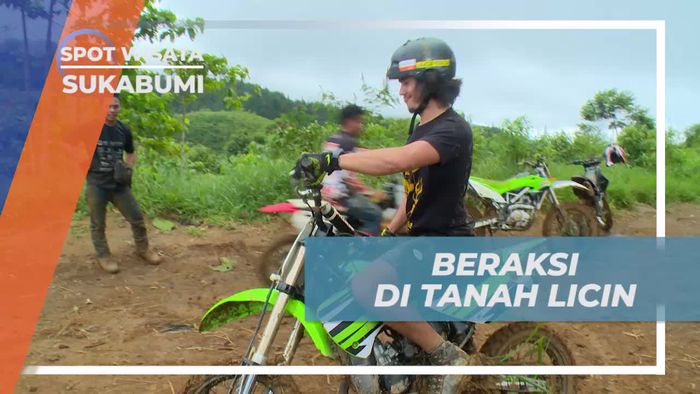 Beraksi Dengan Motor Trail di Atas Tanah Licin, Sukabumi 