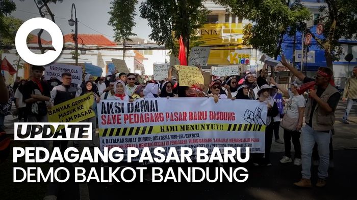 Pedagang Pasar Baru Geruduk Balai Kota Bandung
