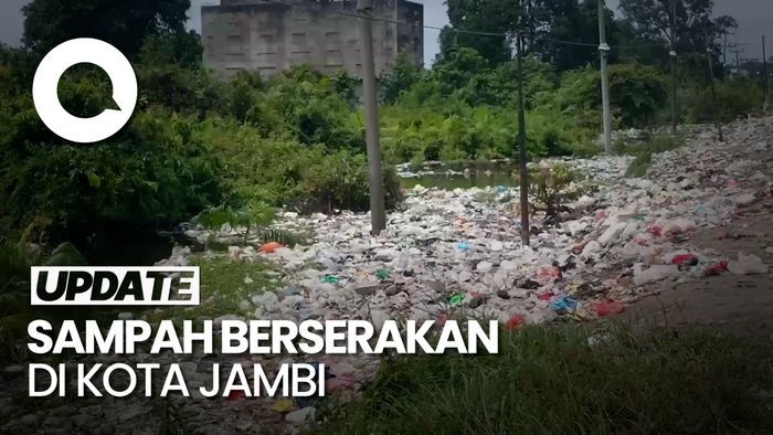 Tumpukan Sampah Berserakan di Pinggir Jalan Kota Jambi