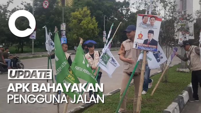 Bawaslu Bandung Sikat APK Bahayakan Pengguna Jalan di Pintu Tol Soroja
