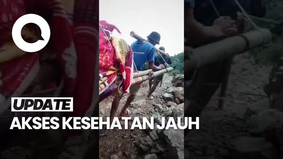 Momen Warga di Mamuju Ditandu 17 Km Gegara Jalan Tertutup Longsor