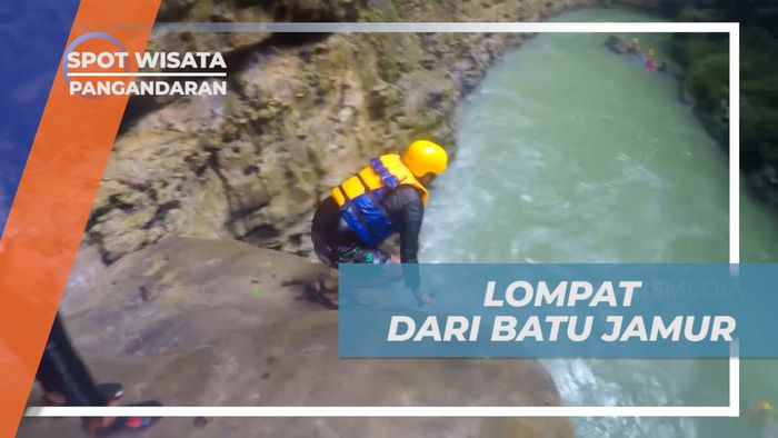 Uji Nyali Melompat ke Sungai dari Atas Batu Besar Berbentuk Jamur, Pangandaran