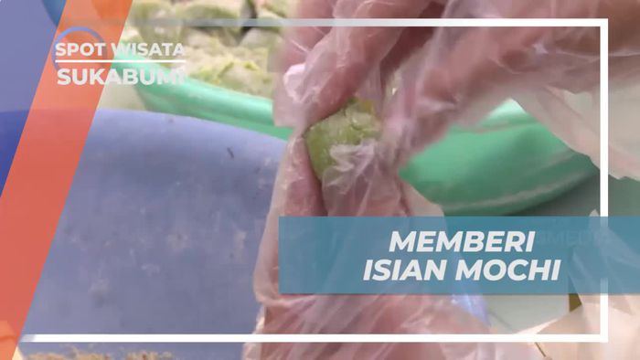 Mencoba Memberi Isian Mochi, Sukabumi