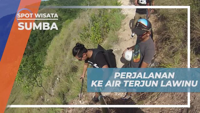Menuruni Lereng Bukit Menuju Air Terjun Lawinu Sumba