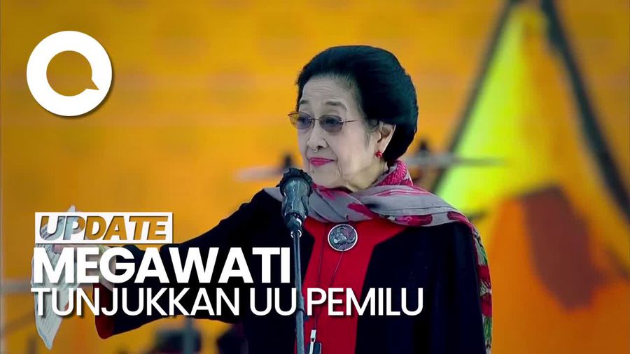 Seperti Jokowi, Megawati Tunjukkan UU Pemilu di Hajatan Rakyat