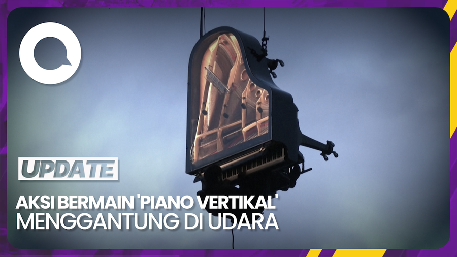 Aksi Pianis Asal Swiss Bermain Piano Vertikal Menggantung di Udara