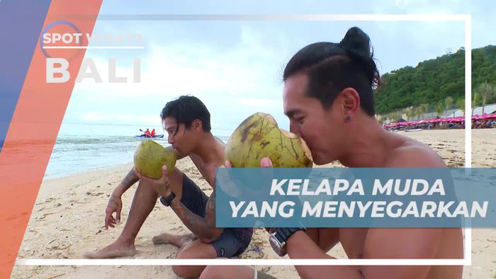Menikmati Kesegaran Es Kelapa Muda di Tepi Pantai Pandawa Bali