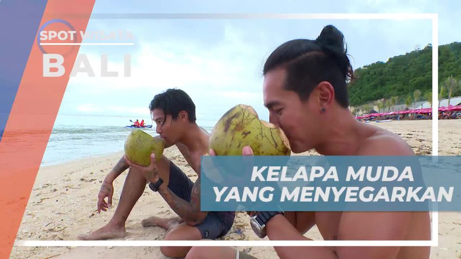 Menikmati Kesegaran Es Kelapa Muda di Tepi Pantai Pandawa Bali
