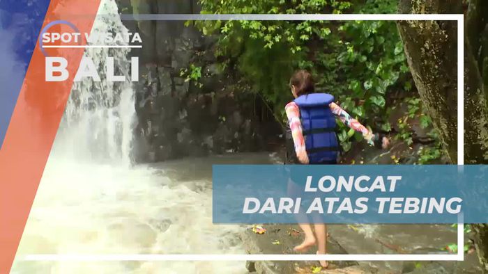 Melompat ke Air Terjun Dari Tebing Setinggi Lima Meter di Bali