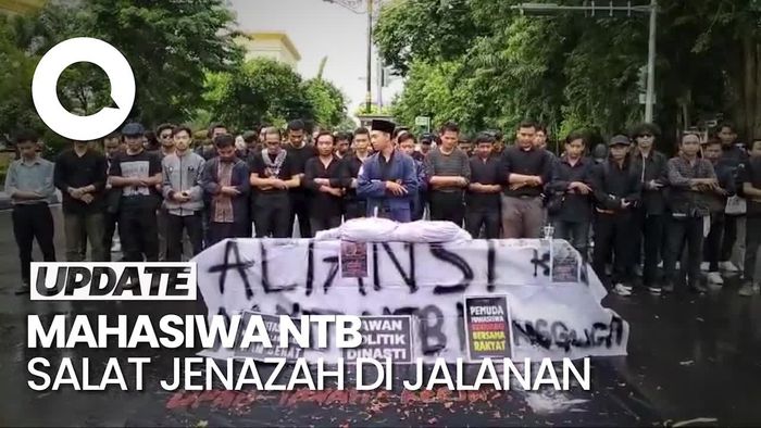 Mahasiswa di NTB Gelar Salat Jenazah untuk Pemerintahan Jokowi