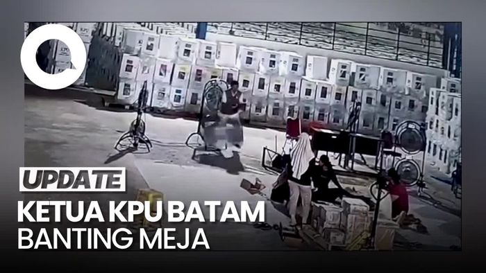 Viral! Ketua KPU Batam Tendang-Banting Meja di Gudang Logistik