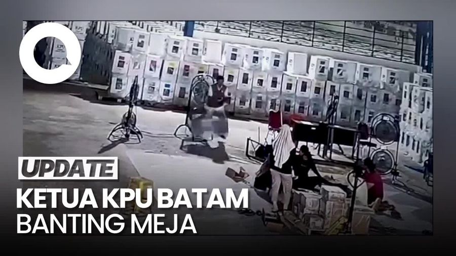 Viral! Ketua KPU Batam Tendang-Banting Meja di Gudang Logistik