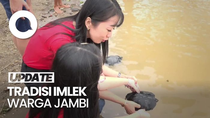 Warga Keturunan Tionghoa di Jambi Rayakan Imlek dengan Melepas Kura-kura
