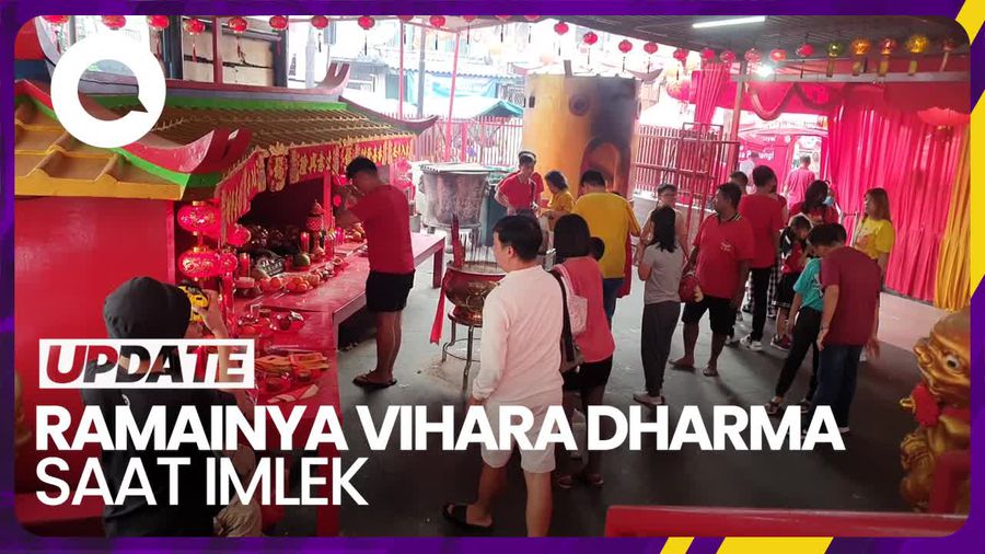 Peringati Hari Raya Imlek, Vihara Dharma Bakti Ramai Pengunjung