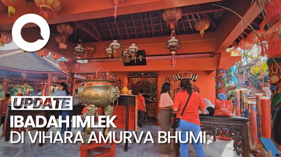 Suasana Ibadah Imlek di Vihara Amurva Bhumi Bali